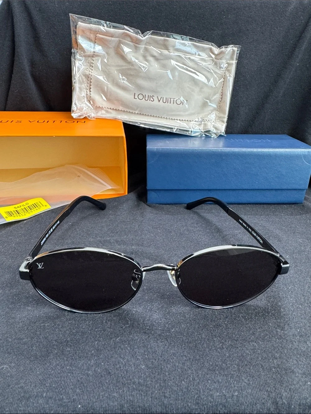 New Louis Vuitton black men’s Sunglasses in Branded Case & Box
